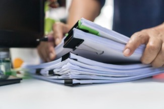 Manos con listados de páginas